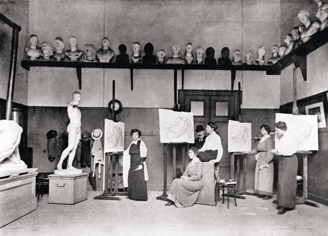 Dake, Carel Lodewijk (1857-1918) (-) met de damestekenklas aan de Rijksacademie van Beeldende Kunsten, Stadhouderskade 86 te Amsterdam