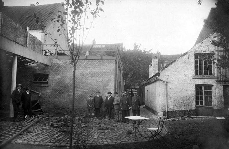 De-schade-van-de-Britse-bom-achter-een-woning-aan-de-Brusselsestraat-in-Maastricht-Foto-uit-het-boek