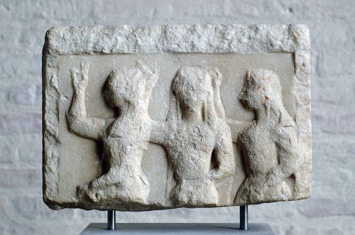 004 - Glyptothek_Munich_241 Griekse weergave van de Chariten van rond 560 v.Chr.