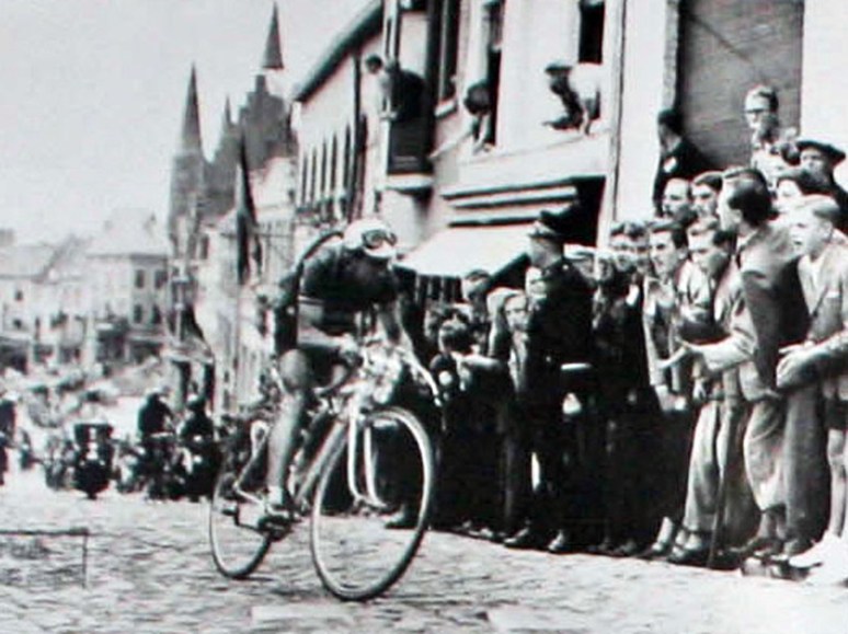 01 - Aanval-Diderich-op-Vesten-1951-Persregio-Dender