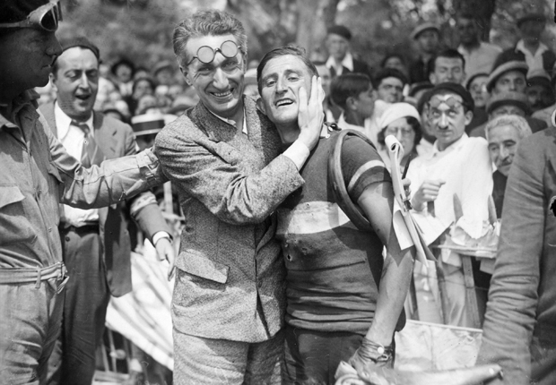 CYCLISME - TOUR DE FRANCE 1932 - 1932 camusso (francesco) varale (vittorio) Camusso avec Varale journaliste de la Stampa fonds n/b sport parution livre au bonheur du tour p 78