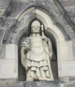 standbeeld van cuthbertus buiten Durham Cathedral