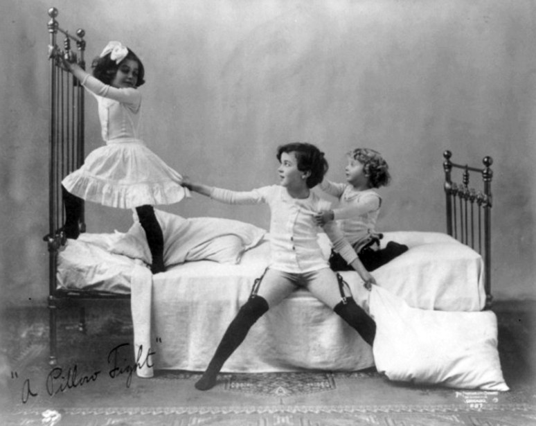 een-kussengevecht-1905