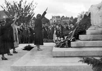 Anjerdag 29 juni 1940 Emmamonument Den Haag